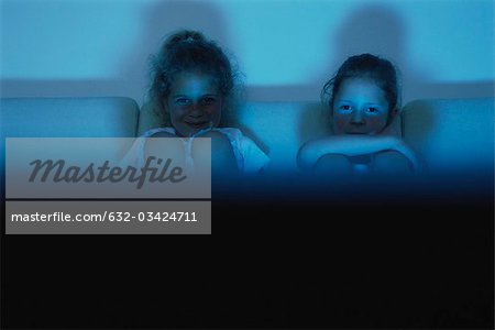 Deux filles, regarder la télévision ensemble dans la nuit
