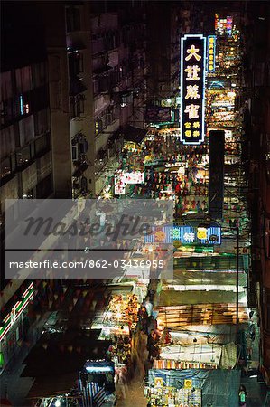 Shoppers convergent sur les promos shopping des marchés de nuit de Temple Street dans Kowloon Hong Kong. La rue du Temple sont des marchés sont une plaque tournante pour les vêtements à bas prix, nourriture, montres et fausses marchandises concepteur.