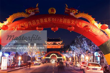 Chine, Province de Shandong, ville de Qufu. Porte de la ville illuminée et tour de guet - un site du patrimoine mondial de l'Unesco