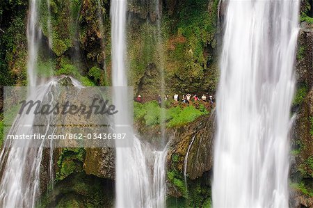 La Chine, la Province de Guizhou, Huangguoshu Waterfall. Touristes sont rabougris par les plus grandes chutes en Chine, 81 m de large et 74 m de hauteur