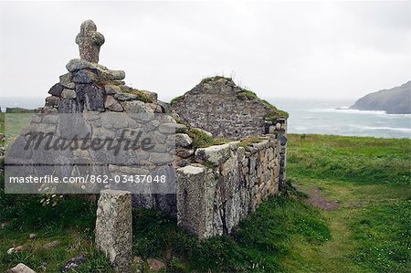 Une chapelle en ruine surplombe la mer à Cape Cornwall près de St Just sur la côte nord de la Cornouaille, Angleterre Une chapelle en ruine surplombe la mer à Cape Cornwall près de St Just sur la côte nord de la Cornouaille, Angleterre