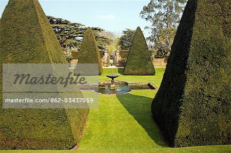 Angleterre, Dorset. Athelhampton House est l'un des plus beaux exemples d'architecture domestique du XVe siècle dans le pays. Médiéval en style principalement et entouré de murs, de l'eau caractéristiques et tribunaux isolée. Ici l'art topiaire de la grande cour est un chef-d'oeuvre de Francis Inigo Thomas. Angleterre, Dorset. Athelhampton House est l'un des plus beaux exemples d'architecture domestique du XVe siècle dans le pays. Médiéval en style principalement et entouré de murs, de l'eau caractéristiques et tribunaux isolée. Ici l'art topiaire de la grande cour est un chef-d'oeuvre de Francis Inigo Thomas.