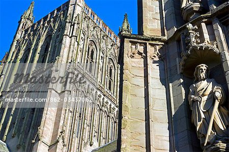 Angleterre, Worchestershire, Worcester. Cathédrale de Worcester - une cathédrale anglicane située sur une rive, avec vue sur la rivière Severn. Son nom officiel est l'église cathédrale du Christ et la Vierge Marie - ici vue du côté sud. Angleterre, Worchestershire, Worcester. Cathédrale de Worcester - une cathédrale anglicane située sur une rive, avec vue sur la rivière Severn. Son nom officiel est l'église cathédrale du Christ et la Vierge Marie - ici vue du côté sud.