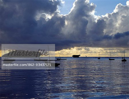 Pêcheurs énoncée au lever du jour dans leur métier en bois traditionnel, appelé en Swahili Ki mashua, à pêcher au-delà de la barrière de corail, qui se trouve à moins d'un kilomètre au large. Le récif leur confère une protection de haute mer de l'océan Indien pendant les vents de la mousson.