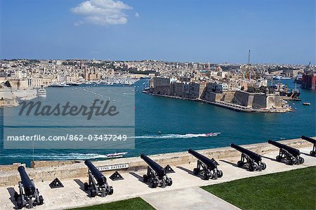 Malta,Valletta. The cannons of the battery placed high on the defensive wall of Valletta protect the entrance to the Grand Harbour and look across towards Vittoriosa.