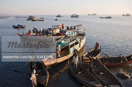 Myanmar, Burma, Rakhaing-Staat. Fischerboote verankert in Sittwe des geschäftigen Hafen.