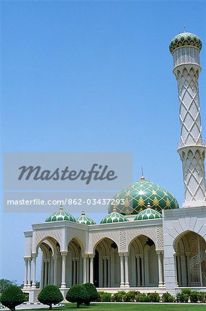 Mosquée de Seeb est très frappante avec ses colonnades de voûtes et coupoles vertes et or