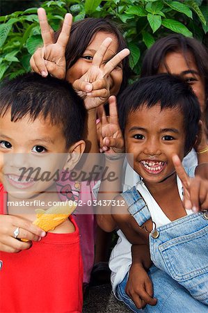 Philippinen, Luzon, Manila. Kinder haben Spaß in Rizal Park.
