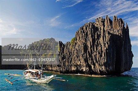 Philippinen, Provinz Palawan, El Nido, Bacuit Bay. Miniloc Island - Katamaran für Insel-hopping in kleine Lagune mit gezackten Kalkstein ungewöhnliche Felsformationen.