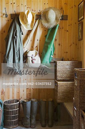 Chapeaux, manteaux, bottes et un sac de pêche accrocher dans la salle au GlenBatrick Lodge. Le lodge surplombe la rive sable blanc de Tarbert Loch sur le côté ouest du Jura. Magnifiquement isolé la loge est uniquement accessible par bateau ou par une promenade de cinq heures.