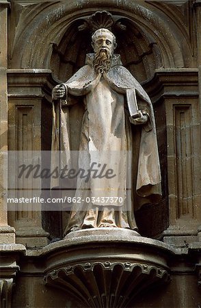 Une statue de Saint-Domingue sur le portail de la cathédrale de Saint-Domingue, une étape importante pour suivent le chemin de St James s. La cathédrale est un magnifique exemple d'architecture de protgothic avec une tour Baroque plus récente