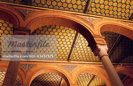 Inspiration mauresque dans la conception du plafond d'un bâtiment dans la Plaza de España de Séville. Le vaste complexe de bâtiments, de fontaines et de carrelage a été construit pour les Amériques d'espagnol de 1929 équitable.