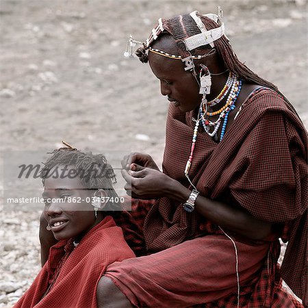 Maasai Krieger haben enorme Schwierigkeiten ihres Aussehens besonders ihre langen Haare, die ist geflochten, Ochred und verziert mit Perlen Verzierungen. Diese einzigartige Frisur setzt sie abgesehen von dem Rest ihrer Gemeinschaft.