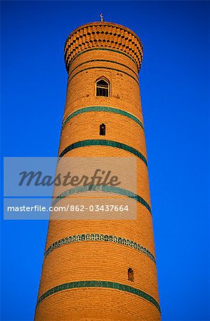 Das hohe Minarett einer Moschee erhebt sich über der alten Stadt Chiwa.