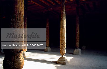 Kunstvoll geschnitzten hölzernen Säulen in der Haupthalle der Moschee Jame (Freitag) geht zwischen dem 10. bis 18.