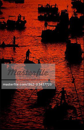Sonnenaufgang auf dem schwimmenden Markt auf dem Mekong Fluss, nahe der Stadt Cantho.