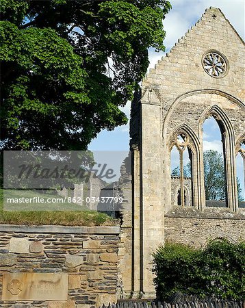 Pays de Galles, Denbighshire, Llangollen. La suppression de la demeure de l'abbaye de Valle Crucis, une abbaye cistercienne fondée en 1201 AD et abandonné à la Dissolution des monastères de 1535AD.