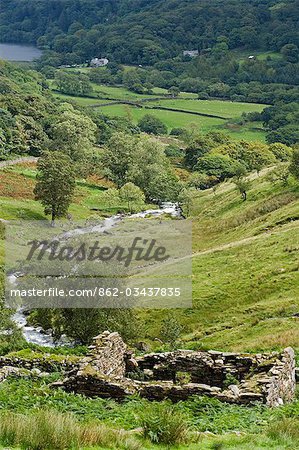 Pays de Galles, Conwy, Snowdonia. Le Afon MCG Llan en crue tombe en bas d'une série de chutes d'eau à côté de la voie Watkin un des itinéraires jusqu'à Snowdon.