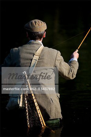 Pays de Galles. Wrexham. Un pêcheur de truites de coulée d'un poisson sur la rivière Dee