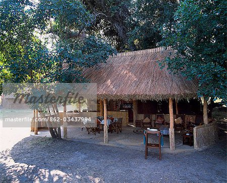 Herbe de chaume salle à manger & lounge, Kuyenda Bushcamp Herbe de chaume salle à manger & lounge, Kuyenda Bushcamp