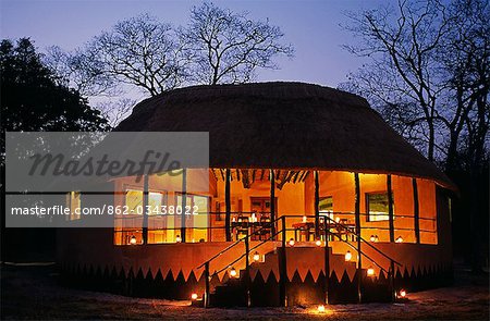 Zambie ; Parc national de Kasanka, Wasa lodge. Nouveau Bar, salle à manger & salon hut Lodge Wasa, illuminé le soir.