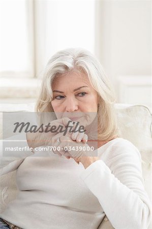 Femme assise sur le canapé