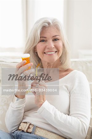 Femme tenant une bouteille de pilules sur ordonnance