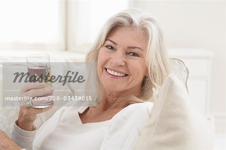 Femme buvant un verre de jus
