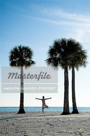 Homme pratique le Yoga sur la plage, Hernando Beach, Florida, USA