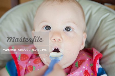 Bébé garçon manger petit déjeuner