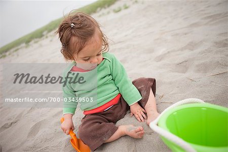 Bébé jouant sur la plage, près de Seaside, Oregon, Etats-Unis