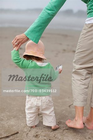 Mère et bébé fille marchant dans la plage, près de Seaside, Oregon, Etats-Unis