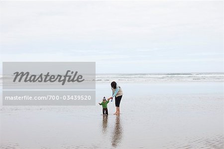 Mutter und Baby Tochter Walking am Strand, nahe Newport, Oregon, USA