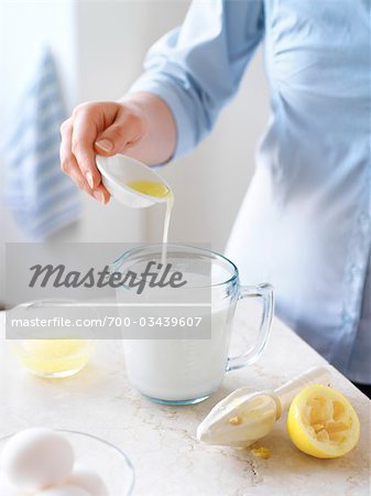 Verser le jus de citron dans le lait de femme