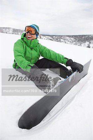 Homme avec Snowboard près de Steamboat Springs, Colorado, USA