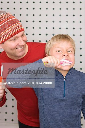 Père et fils se brosser les dents