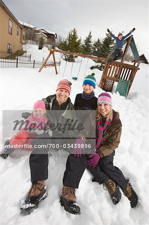 Familie im Hinterhof im Winter, Steamboat Springs, Colorado, USA