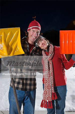 Paar mit Schnee schaufeln, Steamboat Springs, Colorado, USA