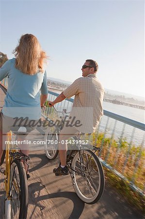 Homme et femme équitation Motos Cruiser par l'océan Pacifique à Santa Cruz, Californie, USA
