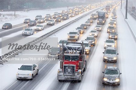 Stoßstange an Stoßstange-Verkehr am Highway 401 im Winter, Ontario, Kanada