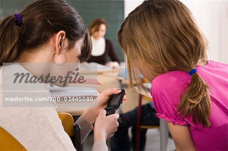 Student Texting in Klasse