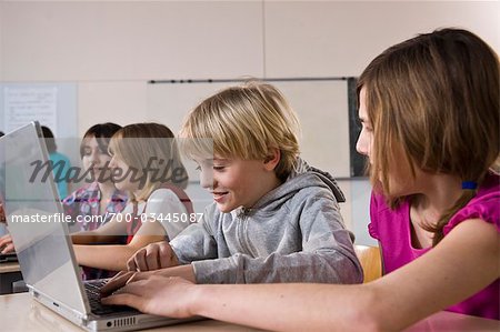 Étudiants travaillant sur des ordinateurs