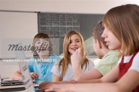 Étudiants travaillant sur des ordinateurs