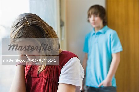 Kleines Mädchen in der Schule suchen traurig