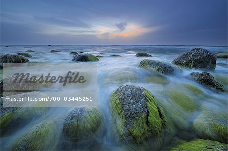 Plage rocheuse au coucher de soleil, mer Baltique, Ruegen Island, District de Rügen, Mecklembourg, Mecklembourg-Poméranie occidentale, Allemagne