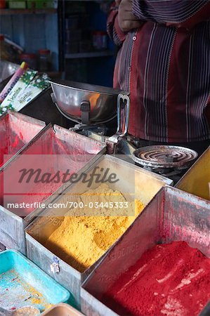Farbiges Pulver am Markt, Mysore, Karnataka, Indien