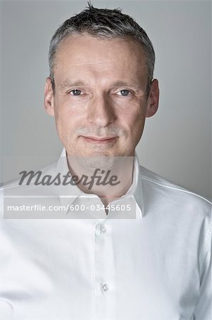 Portrait d'un homme portant le maillot blanc