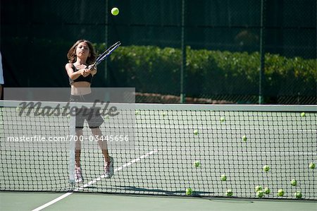 Jeune fille jouant Tennis