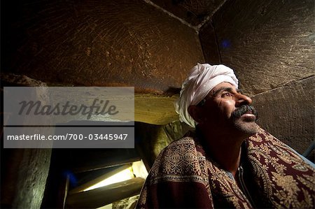 Mann im Grab, Abydos, Ägypten