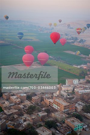 Hot Air Ballooning au-dessus de la vallée des rois, près de Louxor, Egypte
